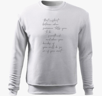 Feliratos pulover s kapuco