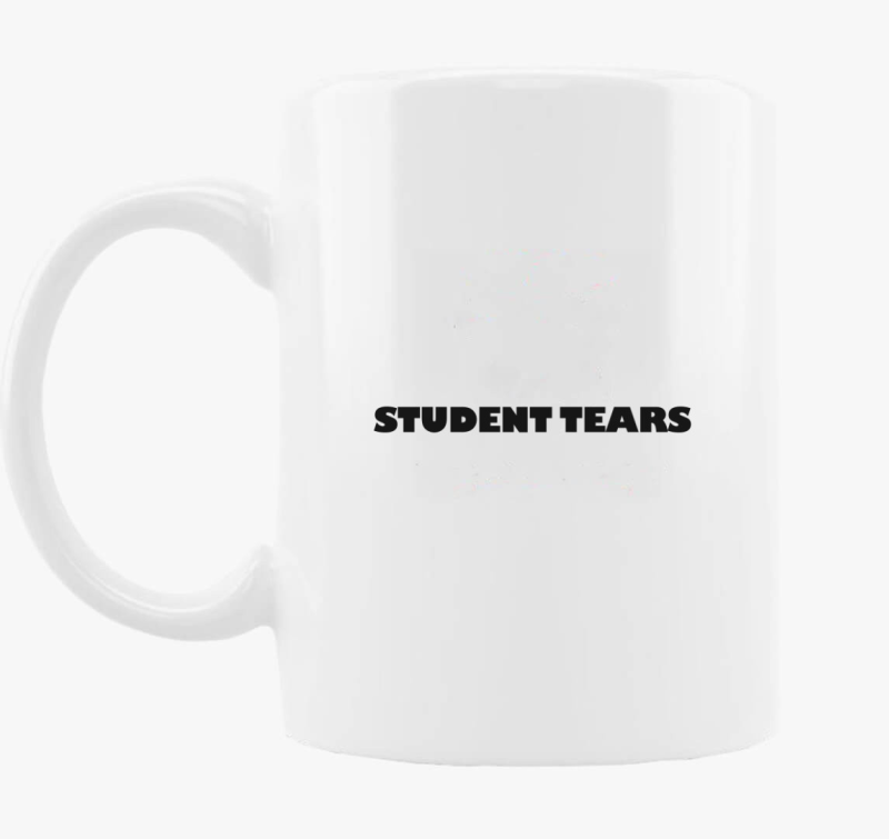 Student tears skodelica