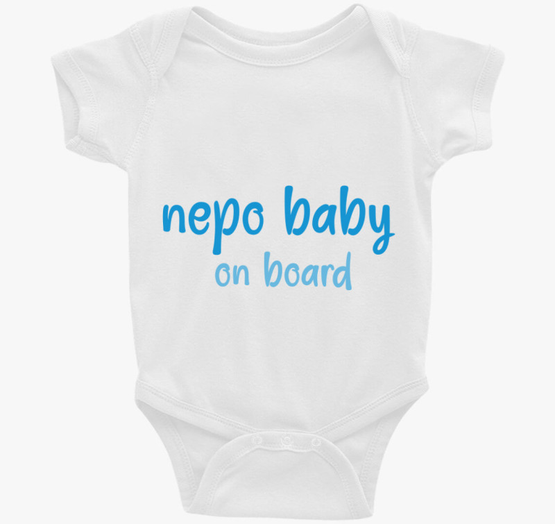nepo baby on board (modra) feliratos majica